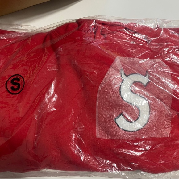 BNIP Supreme S Logo red hooded sweatshirt fW22 - Picture 2 of 3